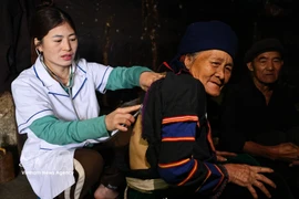 医护人员上门为少数民族同胞提供体检服务。图自越通社