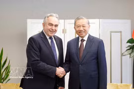 越共中央总书记苏林与美国前副国务卿库尔特·坎贝尔。图自越通社