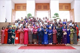 越南政府总理范明政与各位女性外交官代表合影。图自越通社