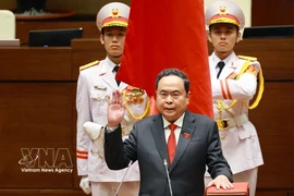 越南第十六届国会主席陈青敏宣誓就职。图自越通社
