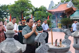 政府总理范明政在广治省向胡志明主席及英雄烈士敬香。图自越通社
