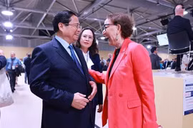 范明政与联合国贸易和发展会议秘书长丽贝卡·格林斯潘。图自越通社