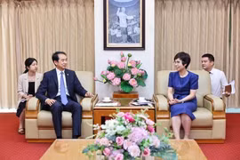 越南通讯社社长武越庄在河内国家通讯中心会见来访的中华人民共和国驻越南特命全权大使何炜。图自越通社