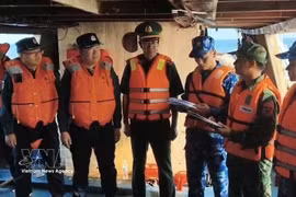 越南向中国执法部门移交2艘遇险渔船及10名渔民。图自越通社