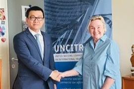 越南常驻维也纳联合国和其他国际组织代表武黎蔡黄大使与联合国国际贸易法委员会秘书长安娜·朱宾-布雷特。图自越通社