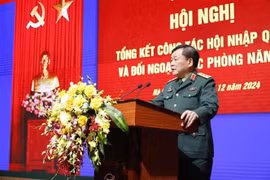 越共中央委员、中央军委常委、国防部副部长黄春战上将在会议上发言。图自越通社