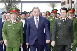 越共中央总书记苏林29日前往国家数据中心1号中心视察指导工作