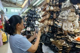 岘港市东多传统集市的商贩通过 Zalo销售产品。图自越通社