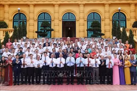 越南国家主席梁强在主席与艺人代表合影。图自越通社