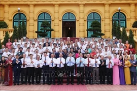 越南国家主席梁强在主席与艺人代表合影。图自越通社