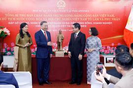 越共中央总书记、国家主席苏林和夫人向越南驻菲律宾大使馆赠送胡志明主席塑像。图自越通社 