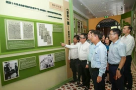 《人民报》总编辑、中央宣教与民运部副部长、越南新闻工作者协会主席黎国明参观胡志明主席创办《青年报》旧址。图自越通社