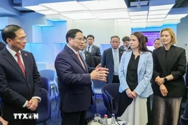 越南政府总理范明政参观了被视为全球领先的数字政府象征--爱沙尼亚电子政务中心。图自越通社