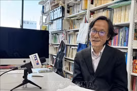 日本大阪大学清水正明教授接受越通社驻日本记者的采访。图自越通社