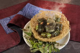 绿宝鸡的食材包括走地鸡和各种西北山区香料。图自《越南画报》 