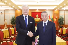 越共中央总书记苏林与立陶宛总统吉塔纳斯·瑙塞达。图自越通社
