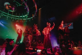 嘲剧在激烈的电子音乐中演出给观众带来全新的感官体验。图自Entropy