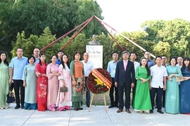 参加鲜花仪式的旅德越南人代表。图自越通社