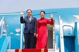 越南国会主席陈青敏偕夫人离开河内，开始应马来西亚国会下议院议长和上议院议长的邀请，出席AIPA-46大会并对马来西亚进行正式访问。图自越通社