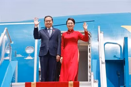 越南国会主席陈青敏偕夫人离开河内，开始应马来西亚国会下议院议长和上议院议长的邀请，出席AIPA-46大会并对马来西亚进行正式访问。图自越通社
