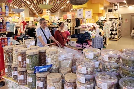 人们在河内纸桥的WinMart超市购物。图自越通社