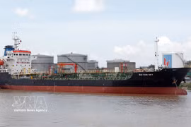 在海防港的石油进口活动。图自越通社