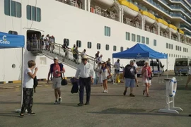 丙午新春载近2000名国际游客的巨型邮轮抵达胡志明市 。图自《西贡解放日报》