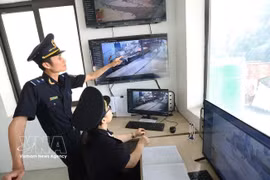 乂安省炉门港海关应用新技术，对进出口货物实施监管。图自越通社 