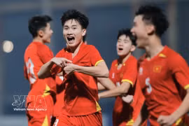 越南U17球员庆祝攻入马来西亚U17的第三粒进球。图自越通社