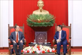 越共中央政治局委员、中央书记处书记、中央宣教民运部部长阮仲义会见古巴驻越南大使罗赫利奥·波兰科·富恩特斯。图自越通社