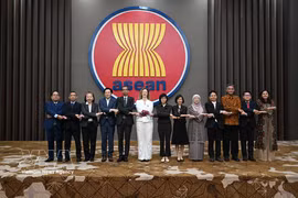 各国代表团团长合影。图自越通社