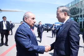 阿塞拜疆第一副总理亚古布·埃尤博夫在巴库盖达尔·阿利耶夫国际机场送别苏林总书记。图自越通社