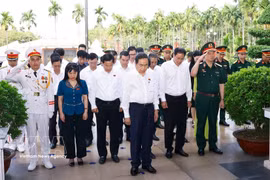 越南国会主席陈青敏在胡志明市荣三岔路口国家历史遗迹区进香。图自越通社