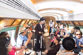 火车上有传统乐器演奏家带来的温馨现场表演，营造出独特的文化空间。图自越通社