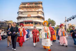 近500人参加2024年河内创意设计节期间举行的越南服装节。图自越通社