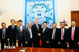 越南工贸部部长、政府谈判代表团团长阮鸿延与美国参议院外交关系委员会和财政委员会成员史蒂夫·戴恩斯和越南谈判代表团成员。图自越通社