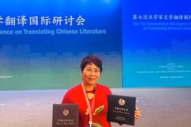 翻译家阮丽芝荣获“中国文学之友”称号。图自《越南之声》