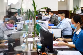  胡志明市富润郡公务员为群众提供服务。图自越通社