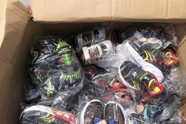 被检查的鞋类产品。图自越通社