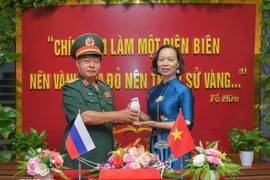 接收来自俄罗斯圣彼得堡市皮斯卡廖夫纪念公墓的圣土罐。图自越通社