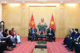 越共中央政治局委员、胡志明国家政治学院院长、中央理论委员会主席阮春胜会见丹麦驻越南大使尼古拉·普里茨。图自越通社