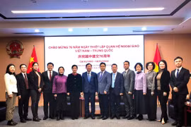 出席活动的双方代表合影。图自越通社