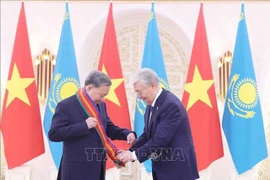 越共中央总书记苏林荣获多斯特克一级友谊勋章。图自越通社