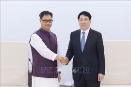 越南国家主席梁强与印度议会事务与少数民族事务部长基伦·里吉朱。图自越通社