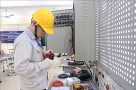 北宁工业高等专科学校的学生接受实用技能培训。图自越通社