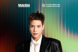 参加晚会的一名歌手。图自越通社