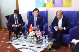 越共中央委员、中央军委常务委员、国防部副部长黄春战上将会见马来西亚国防部副秘书长莫哈末·雅尼·宾·道乌。图自越通社