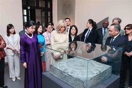 越共中央总书记夫人与法国总统夫人参观越南美术博物馆。图自越通社