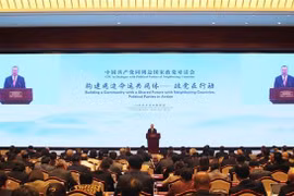 中共中央对外联络部部长刘建超在会上发表讲话。图自越通社
