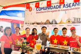 越南驻巴西大使裴文毅和越南驻巴西大使馆工作人员、武官处官员及配偶参加展览会。大使馆提供